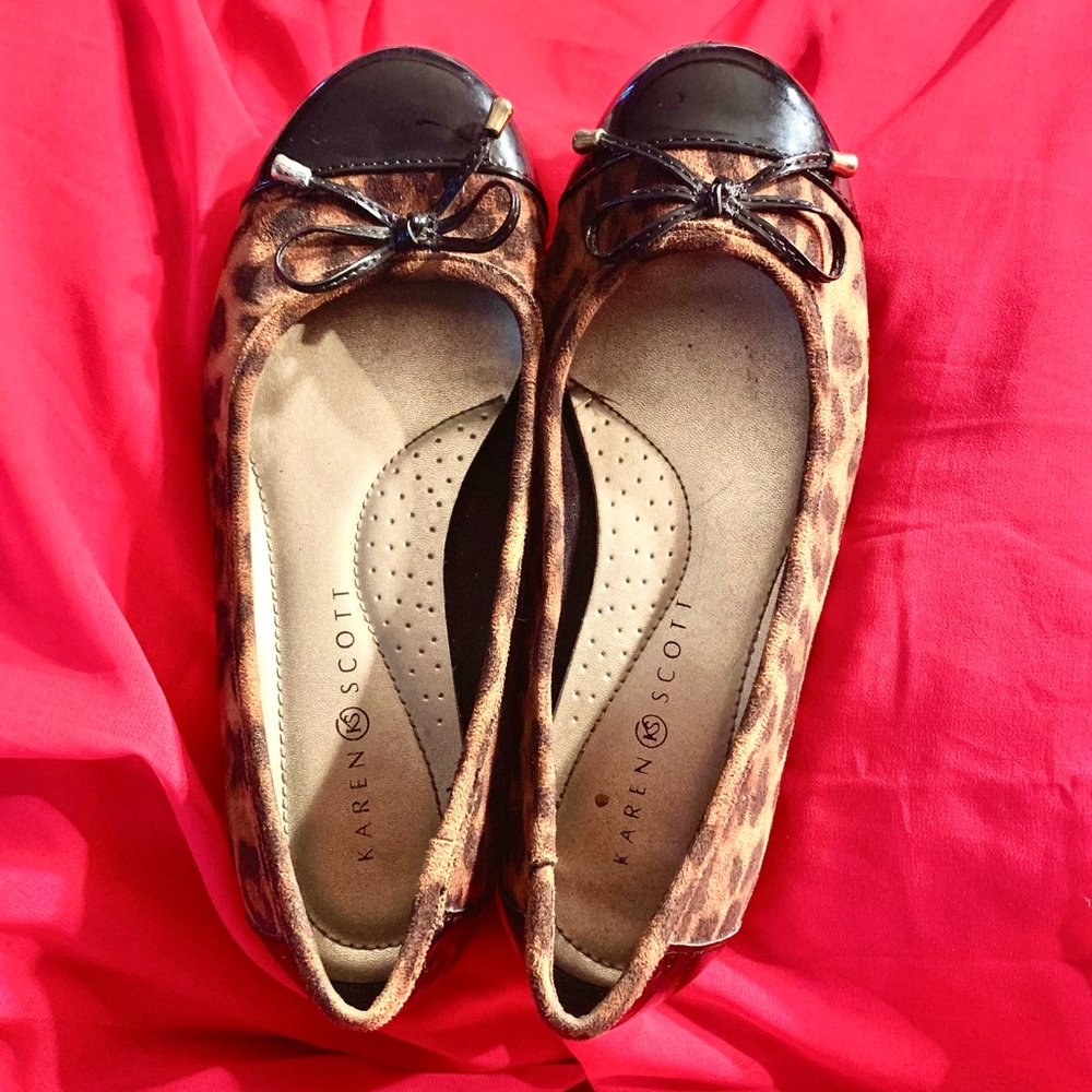Cap toe leopard print flats